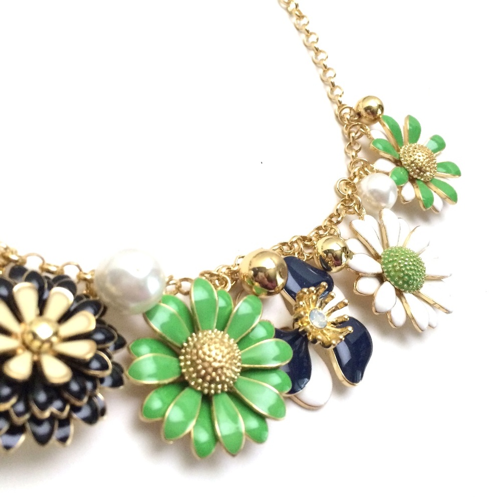 NWOT Flower Necklace - Picture 4 of 6